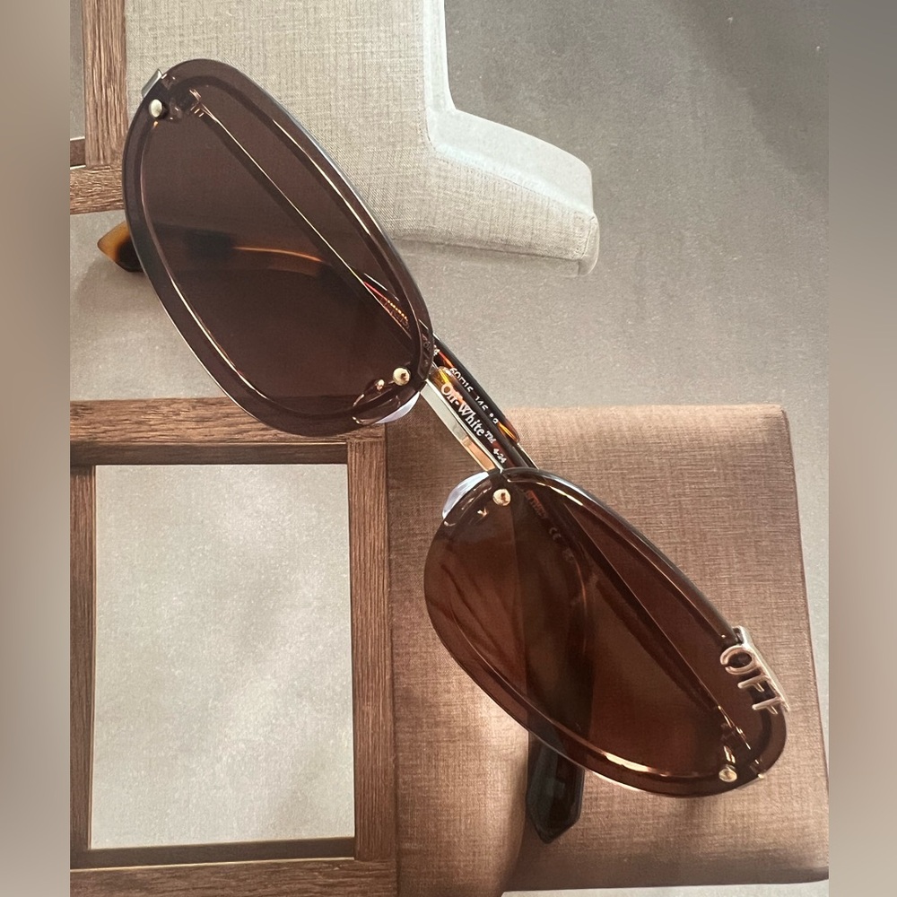 Off-White stylish women’s sunglasses